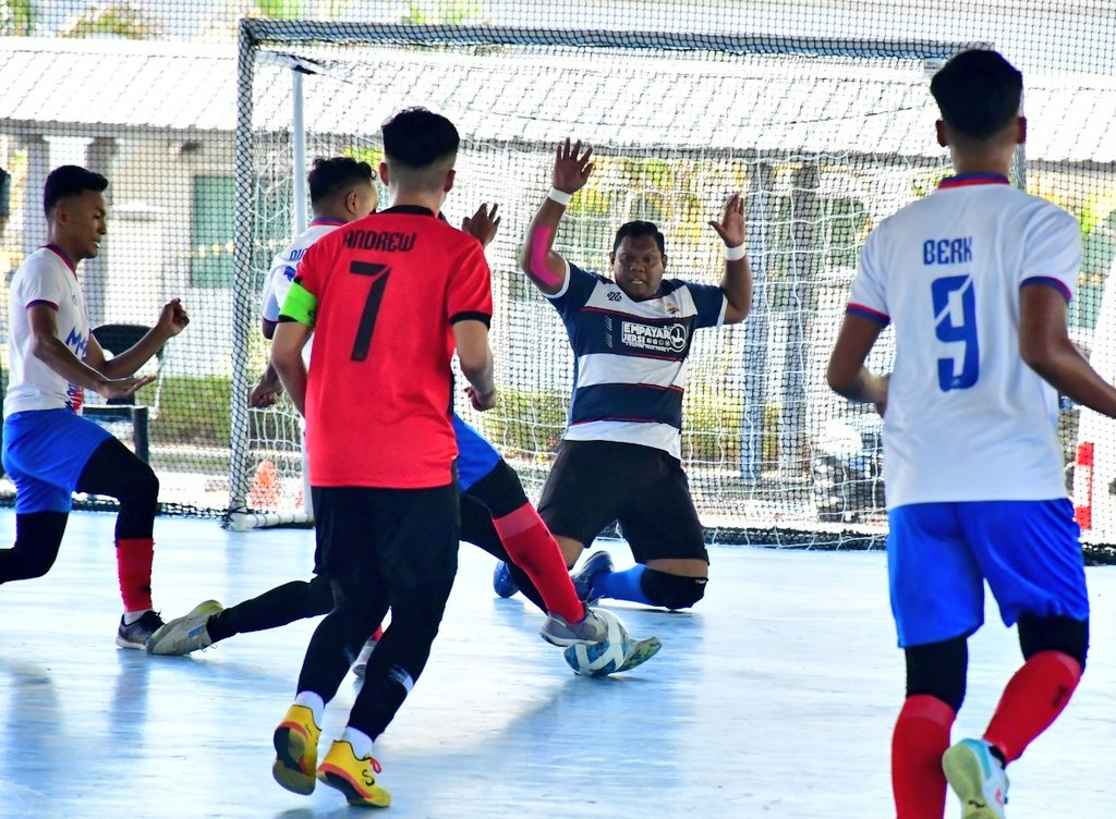 MPA_Timur's tweet photo. #KMO27

Jalan @MPA_Barat utk cari Emas bagi kedua pasukan Lelaki &amp; Wanita dalam Futsal agak sukar apabila hanya pasukan Wanita yg berjaya tewaskan lawan petang ini. Pasukan lelaki yang tewas 5-8 dgn Kontinjen Bantuan, hanya mampu bersedia utk hadapi lawan berikutnya.

#NavyFit https://t.co/TrKACAlNzF