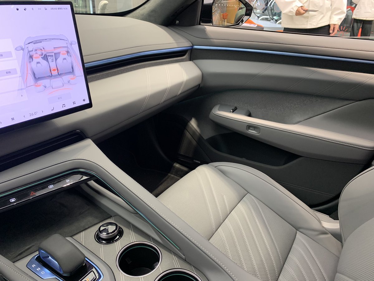 RynShnzhn's tweet photo. 2024 Zeekr 001, the facelift looks nice. More leather and nice blue metal accents. I noticed a few new things like headrest speakers but only spent a minute inside on a weekend at a busy mall. #zeekr #new #2024model https://t.co/ECc8jkUXCO