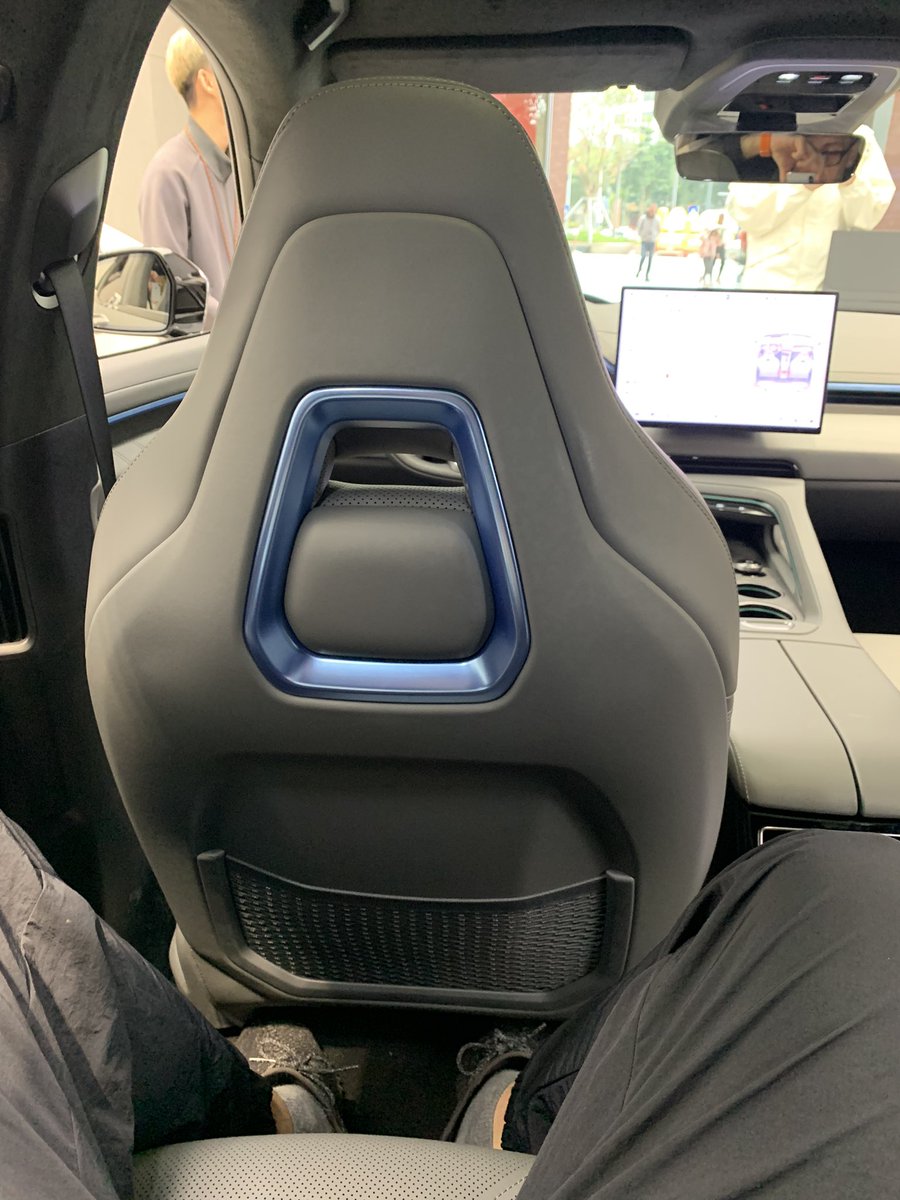 2024 Zeekr 001, the facelift looks nice. More leather and nice blue metal accents. I noticed a few new things like headrest speakers but only spent a minute inside on a weekend at a busy mall. #zeekr  #new #2024model