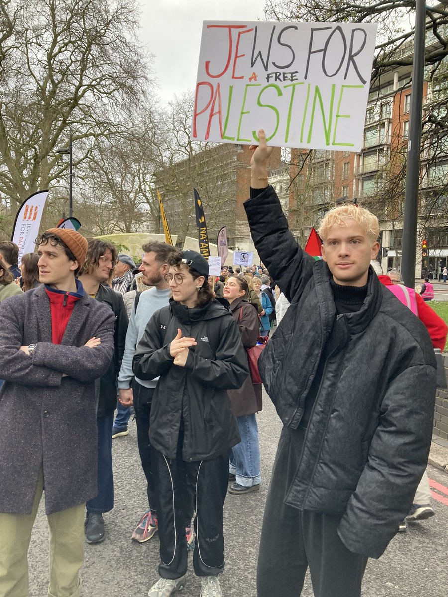 Here are 4 photos I took on 4 pro-Palestinian marches, in which Jews in their hundreds if not thousands participated to show their love for &amp; solidarity with a people who’ve been ethnically cleansed for generations. The govt &amp; opposition are weaponising antisemitism
#GazaGenocide