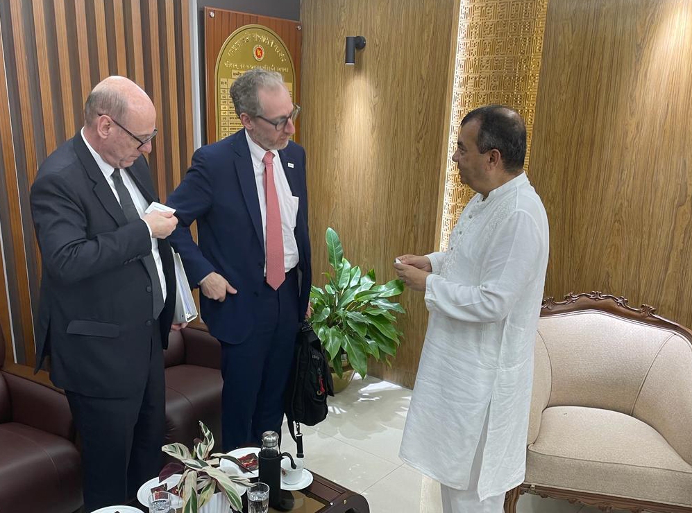 The 🇺🇸 & 🇧🇩 are working to address #ClimateChange – @SchifferUSAID had a fruitful discussion w/ @saberhc to continue joint efforts to mitigate climate impacts while protecting forests, wetlands and wildlife in Bangladesh.
