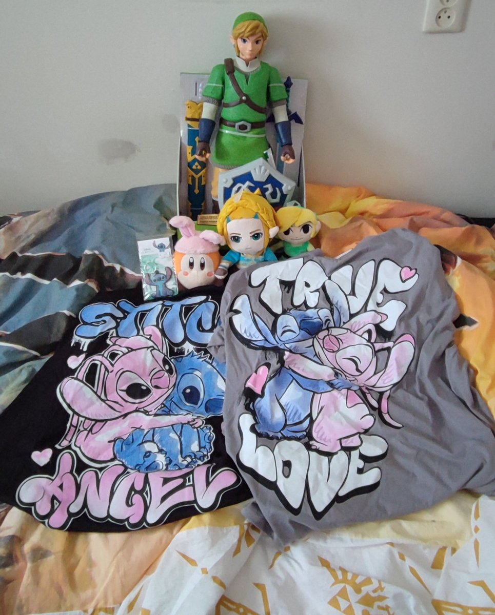 Goodmorning everyone!
Weekend almost over.. I didn't have much planned today besides just chill as I am very exhausted from yesterday coming home at 1:30 am 😅
This is my loot from the RetroGameCon and t-shirts from New Yorker store 😍
