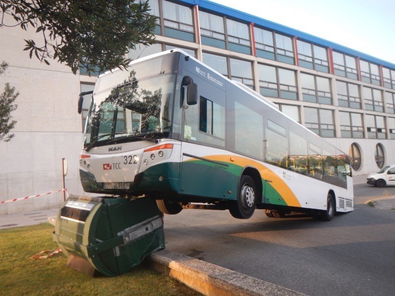 Quién no conoce la UPNA a cualquier santo le reza.
2 fotos del edificio // 2 de las vistas