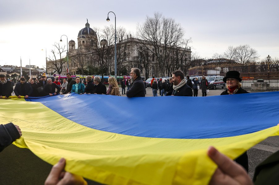 EU-Kommission Wien (@eukommwien) on Twitter photo #StandWithUkraine 💙💛
Anlässlich des 2. Jahrestags des russischen Angriffskriegs haben <a href="/JHahnEU/">Johannes Hahn</a>, <a href="/wbogensberger/">WolfgangBogensberger🇪🇺</a>, Botschafterinnen & Botschafter der EU- und G7-Staaten und Bürgerinnen & Bürger am Samstag ihre felsenfeste Unterstützung für die Ukraine bekräftigt.
 
Gemeinsam mit #StandWithUkraine 💙💛
Anlässlich des 2. Jahrestags des russischen Angriffskriegs haben <a href="/JHahnEU/">Johannes Hahn</a>, <a href="/wbogensberger/">WolfgangBogensberger🇪🇺</a>, Botschafterinnen & Botschafter der EU- und G7-Staaten und Bürgerinnen & Bürger am Samstag ihre felsenfeste Unterstützung für die Ukraine bekräftigt.
 
Gemeinsam mit