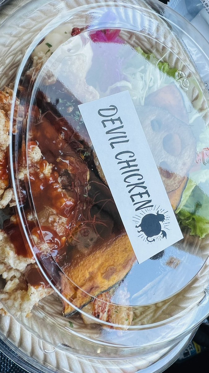 yasumi_0326's tweet photo. 🔥 帯広からやってきた「DEVIL CHICKEN」体験！見た目超辛そうなフライドチキン🌶️。でも、デビチキ丼が反則級の美味しさ😋！甘辛ソースと揚げ野菜、最高！ #DEVILCHICKEN #フライドチキン #デビチキ丼 https://t.co/BcVPBVP27Q