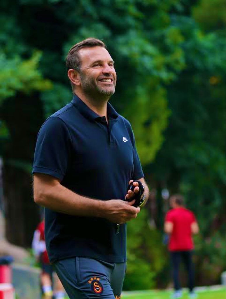 Ülkenin milyar dolarlarına sahip bir aile; iki büyük kulübü, futbol medyasını reklam ve sponsorluklarla maddi açıdan destekliyor.

Beraberinde VAR hakemleri açıkça şaibeli kararlar vererek sonuca etki ediyor.

Kurullar sana ceza yağdırırken rakibinin tezahüratına eşlik ediyor.