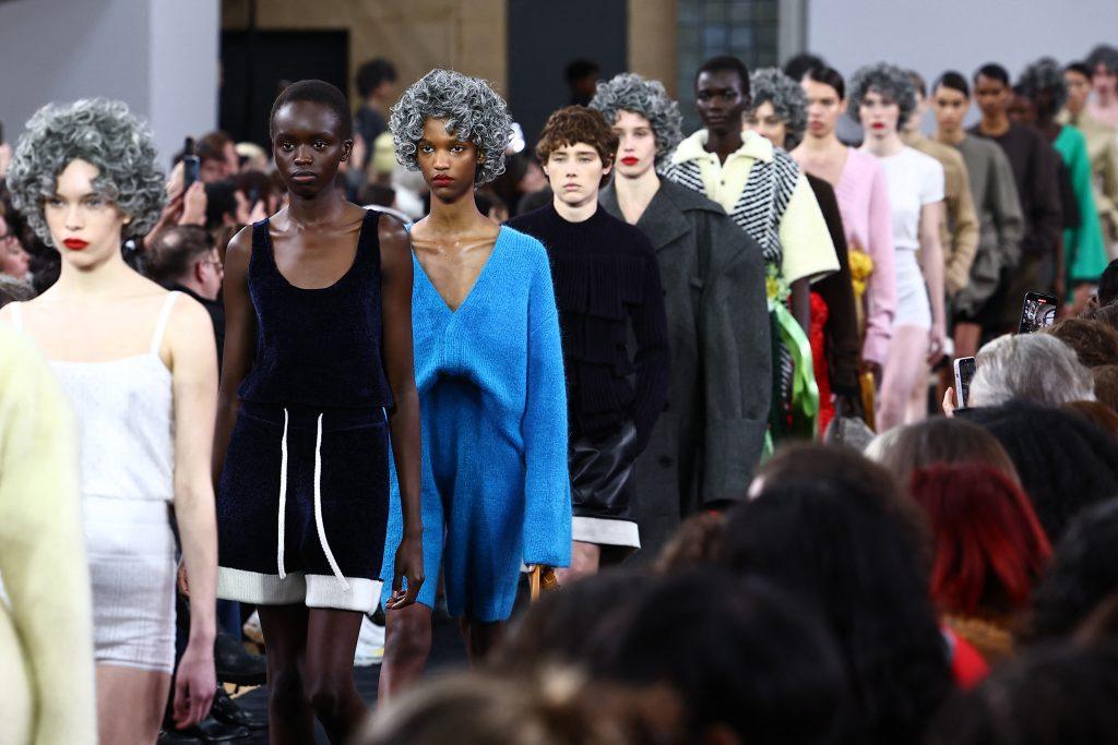 Still catching up from the bumper autumn/winter 24 London Fashion Week? Here Drapers rounds up the leading trends from statement looks to elevated sportswear and all-ages casting >> bit.ly/42MWE8B
#LFW #LondonFashionWeek #autumnwinter24 #fashiondesign #fashion