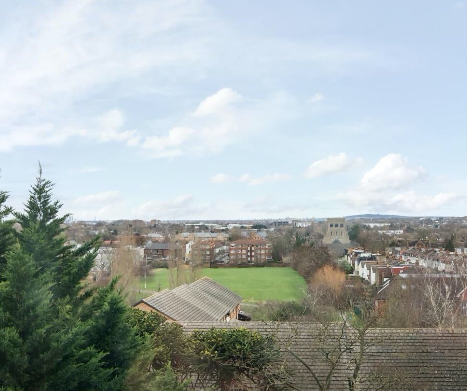 Panoramic views from a purpose built one bedroom flat we currently have FOR SALE ☀️ 

#fifthfloor #panoramicviews #avenueroad #london #homecastle #homecastleestateagents