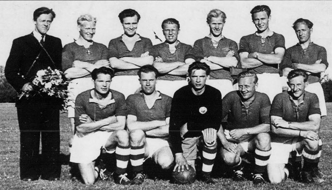 KIL-gutta fra seint 40-tall/tidlig 50-tall, etter en vennskapskamp i Danmark🇩🇰. Legg merke til klubblogoen på keeperdrakta…ikke helt vanlig på den tida 👌 <a href="/KILToppfotball/">Kongsvinger IL Toppfotball</a>