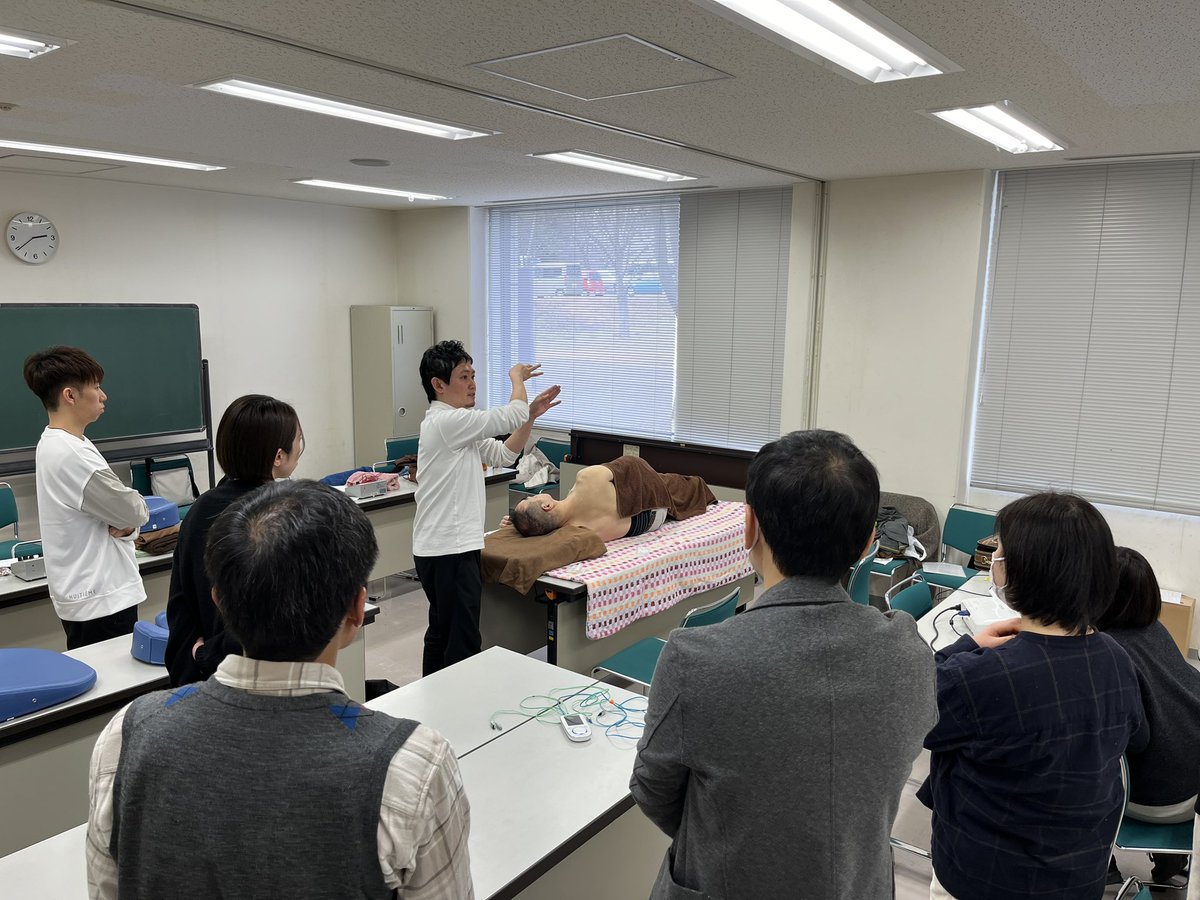 _yamaguchi89's tweet photo. 午後は陣内先生の鍼通電の講習会でした。

座学ではしっかり基礎の勉強を、その後実技では肩こり治療や受講者のリクエストに先生がこたえてくださったりと和気藹々講習会を行うことができました。

明日からの臨床が楽しみです

陣内先生、ありがとうございました！ https://t.co/NtxYEg0tcc