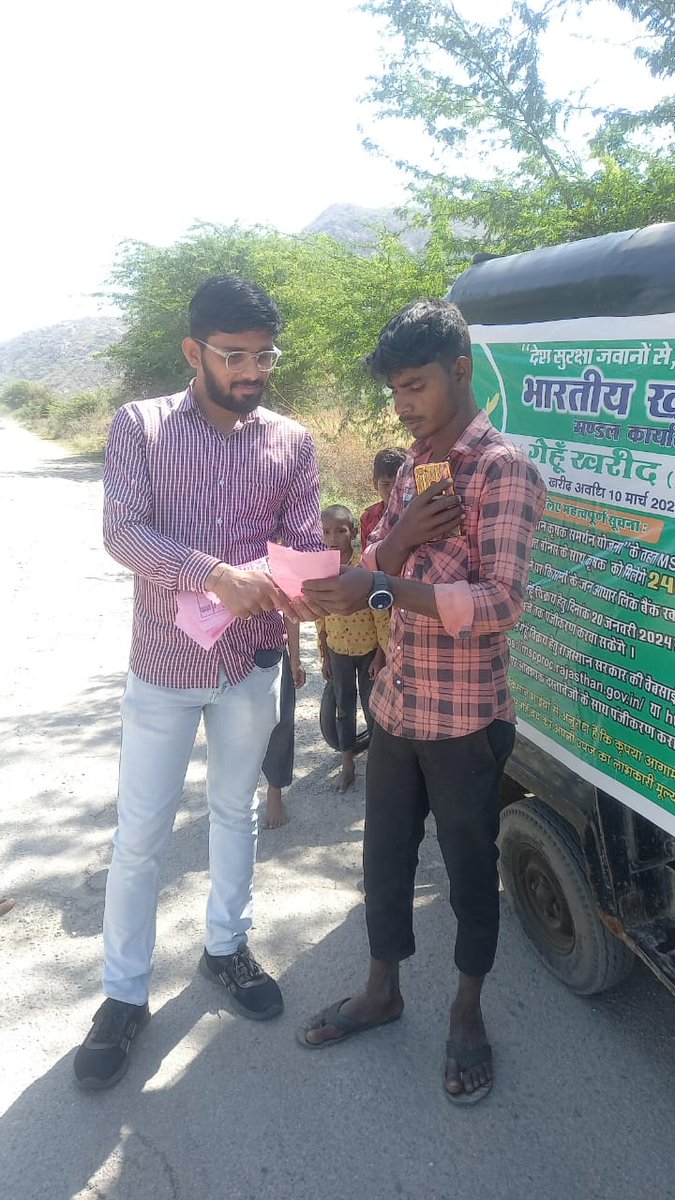 fcisirohiroad's tweet photo. किसान भाइयों से MSP पर गेहूं खरीद करने की पूरी जानकारी एवम प्रक्रिया को समझाते तथा ग्रामीण क्षेत्र में मुनादी करवाते हुए एफसीआई सिरोही रोड से नियोजित कार्मिक ।
@News18Rajasthan @Sirohikiaawaz
@FciUdaipur 
@Dmsirohi https://t.co/z5kP4mc42U