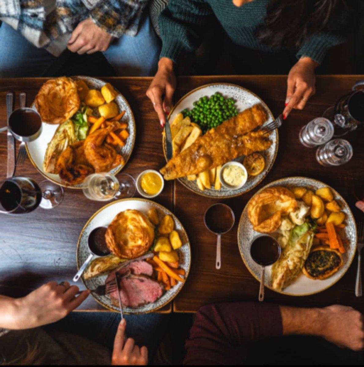 We love Sundays❤️ Join us today and try one of our Traditional Roast dinners!