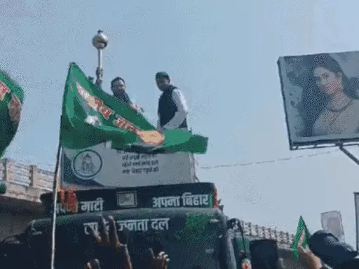 पूर्व डिप्टी CM तेजस्वी यादव का हाजीपुर में रोड शो: प्रदेश सरकार पर साधा निशाना; तीन दिन में 1400 किमी की यात्रा करेंगे
#Bihar #Samastipur #TejashwiYadav 
dainik-b.in/PiKlHAM6sHb