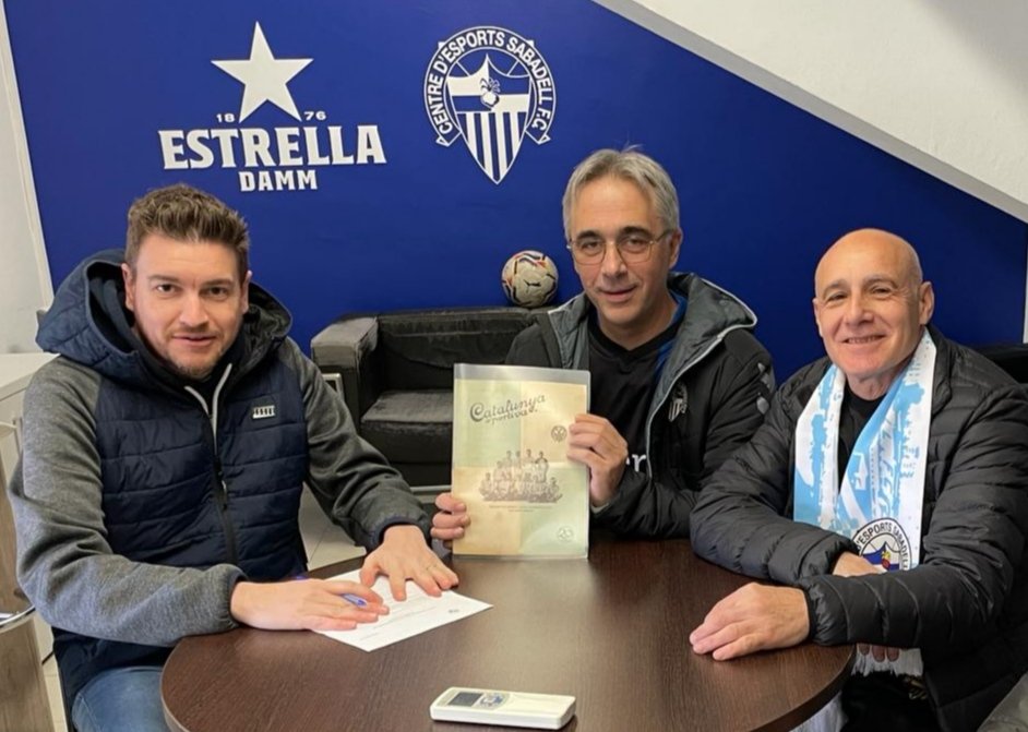 Ahir a la prèvia del partit del @CESabadell vam rebre a @lapreviafcv que ens va donar una edició del Catalunya Esportiva dedicada al nostre club de juny de 1920. Moltes gràcies Lluís per la teva generositat!! #CESHistoria