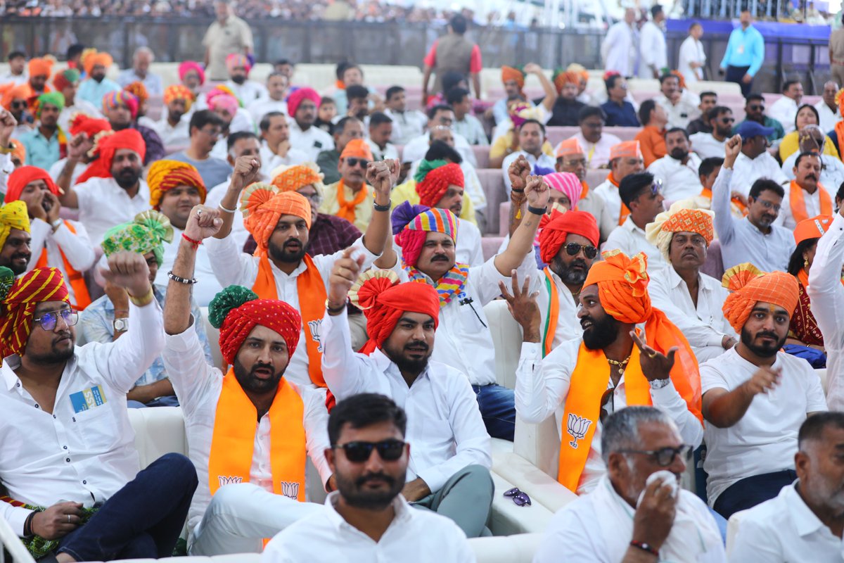 CMO Gujarat (@cmoguj) on Twitter photo ркорк╛ркиркирлАркп рк╡ркбрк╛рккрлНрк░ркзрк╛рки рк╢рлНрк░рлА ркирк░рлЗркирлНркжрлНрк░ркнрк╛ркИ ркорлЛркжрлАркирк╛ рк╡рк░ркжрлНрк╣рк╕рлНркдрлЗ ркЖркЬрлЗ ркжрлНрк╡рк╛рк░ркХрк╛ ркЦрк╛ркдрлЗ ркЖркпрлЛркЬрк┐ркд рк╕ркорк╛рк░рлЛрк╣ркорк╛ркВ ркорлБркЦрлНркпркоркВркдрлНрк░рлА рк╢рлНрк░рлА ркнрлВрккрлЗркирлНркжрлНрк░ркнрк╛ркИ рккркЯрлЗрк▓ ркдрлЗркоркЬ ркЕркирлНркп ркорк╣рк╛ркирлБркнрк╛рк╡рлЛркирлА ркЙрккрк╕рлНркерк┐ркдрк┐ркорк╛ркВ ркжрлЗрк╡ркнрлВркорк┐ ркжрлНрк╡рк╛рк░ркХрк╛, ркЬрк╛ркоркиркЧрк░ ркЕркирлЗ рккрлЛрк░ркмркВркжрк░ ркЬрк┐рк▓рлНрк▓рк╛ркирк╛ тВ╣4100 ркХрк░рлЛркбркерлА рк╡ркзрлБркирк╛ ркЕркирлЗркХрк╡рк┐ркз рк╡рк┐ркХрк╛рк╕ркХрк╛рк░рлНркпрлЛркирк╛ рк▓рлЛркХрк╛рк░рлНрккркг ркЕркирлЗ ркЦрк╛ркдркорлБрк╣рлВрк░рлНркд рк╕ркВрккркирлНрки ркеркпрк╛ рк╣ркдрк╛. ркорк╛ркиркирлАркп рк╡ркбрк╛рккрлНрк░ркзрк╛рки рк╢рлНрк░рлА ркирк░рлЗркирлНркжрлНрк░ркнрк╛ркИ ркорлЛркжрлАркирк╛ рк╡рк░ркжрлНрк╣рк╕рлНркдрлЗ ркЖркЬрлЗ ркжрлНрк╡рк╛рк░ркХрк╛ ркЦрк╛ркдрлЗ ркЖркпрлЛркЬрк┐ркд рк╕ркорк╛рк░рлЛрк╣ркорк╛ркВ ркорлБркЦрлНркпркоркВркдрлНрк░рлА рк╢рлНрк░рлА ркнрлВрккрлЗркирлНркжрлНрк░ркнрк╛ркИ рккркЯрлЗрк▓ ркдрлЗркоркЬ ркЕркирлНркп ркорк╣рк╛ркирлБркнрк╛рк╡рлЛркирлА ркЙрккрк╕рлНркерк┐ркдрк┐ркорк╛ркВ ркжрлЗрк╡ркнрлВркорк┐ ркжрлНрк╡рк╛рк░ркХрк╛, ркЬрк╛ркоркиркЧрк░ ркЕркирлЗ рккрлЛрк░ркмркВркжрк░ ркЬрк┐рк▓рлНрк▓рк╛ркирк╛ тВ╣4100 ркХрк░рлЛркбркерлА рк╡ркзрлБркирк╛ ркЕркирлЗркХрк╡рк┐ркз рк╡рк┐ркХрк╛рк╕ркХрк╛рк░рлНркпрлЛркирк╛ рк▓рлЛркХрк╛рк░рлНрккркг ркЕркирлЗ ркЦрк╛ркдркорлБрк╣рлВрк░рлНркд рк╕ркВрккркирлНрки ркеркпрк╛ рк╣ркдрк╛.