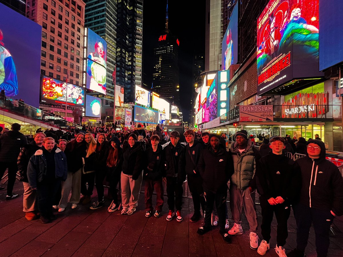 A beautiful and cold evening spent on Times Square. Today we look forward to ice skating in Central Park and taking some photos for our Art project, then walking down 5th Avenue, and a quick lunch in Grand Central Station to soak up the outstanding architecture. @intlinksglobal