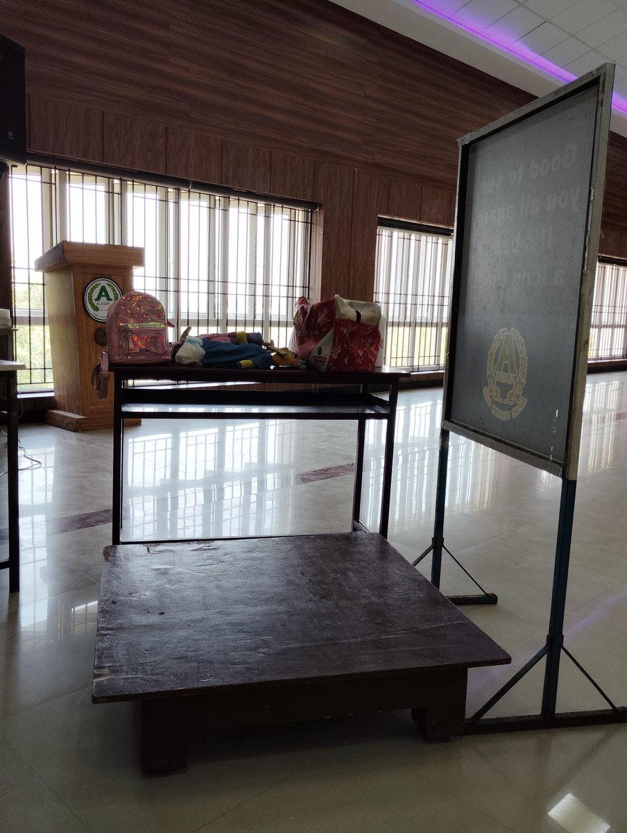 iRatzzz's tweet image. They gave me a medai to stand on as I couldn&apos;t reach over their screen. 😂😂😂😂

#ShortPeopleProblems