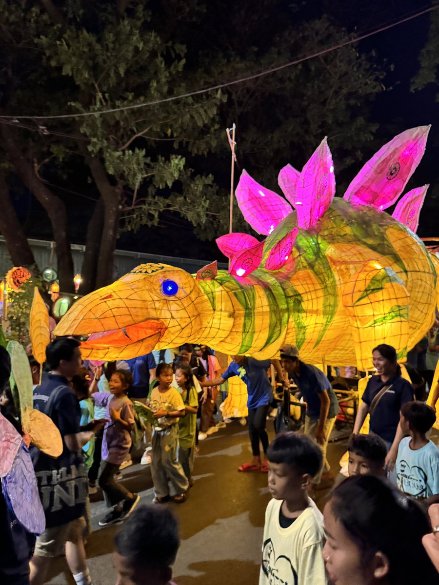 Wonderful puppet parade in Siem Reap last night which saw 100s of young people showing the city what they had made during workshops with artists!

9 HUGE colourful dinosaurs were proudly paraded through the street with thousands of people lining the river to enjoy it 🦖🦕