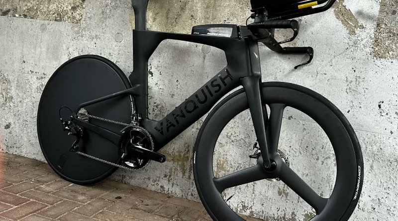 VaEen nieuwe Nederlandse triathlonfiets; Vanquish Tri, the new bike on the block! Jeroen van Geelen over zijn fiets.
trikipedia.nl/.../vanquish-t…