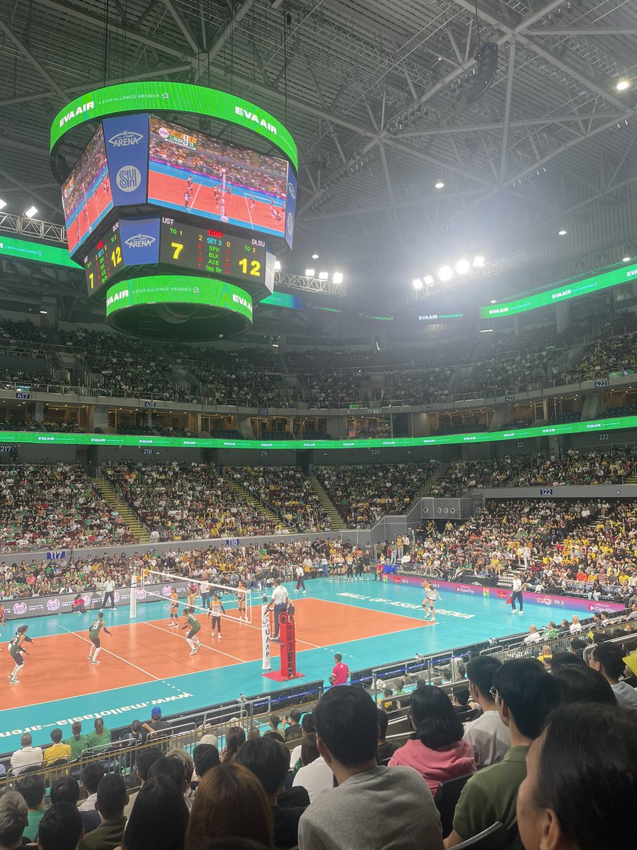 alexcerado's tweet photo. Can I just commend both UST and DLSU crowds? Grabe as in. 👏🏻🐯🏹

Mapa-basketball or volleyball man, they all came out here to cheer their hearts out. Bawat bola, bawat puntos. Indeed, two of the best crowds in the UAAP. #GoUSTe #AnimoLaSalle https://t.co/zX1Nefj3V9