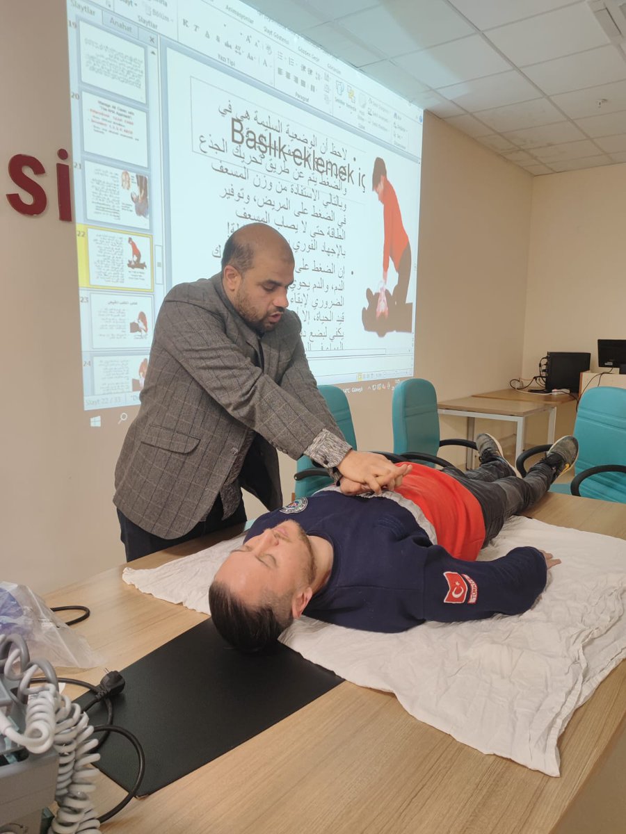 Suriyeli anestezi teknisyeni üzerimde CPR yapıyor. Mafi müşkülat 😜