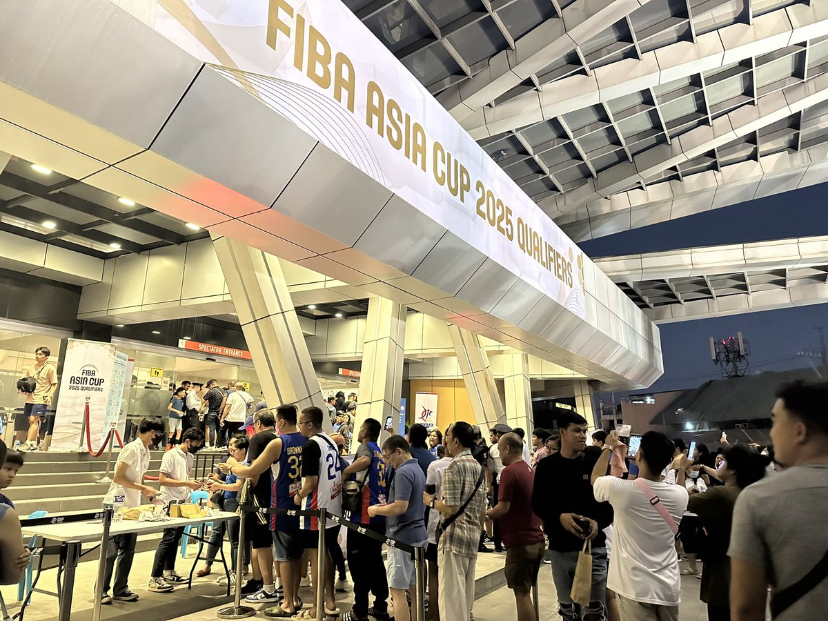 vixeylema's tweet photo. LABAN, PILIPINAS! 🇵🇭

PH basketball fans flock to the PhilSports Arena in Pasig City on Sunday, February 25, for Gilas Pilipinas' game vs. Chinese Taipei. @rapplerdotcom https://t.co/kSPaxhx8sI