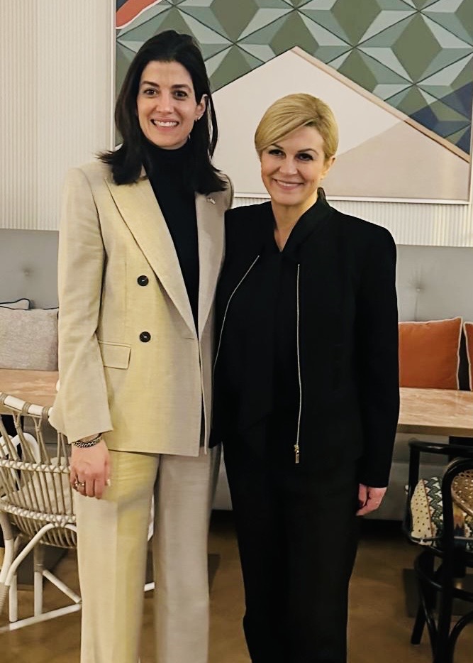 Pleasure meeting @KolindaGK, a distinguished Fulbright alumna. Her journey from scholar to leader exemplifies the power of international exchange. Looking forward to continued collaboration and shared experiences. 🇺🇸🇭🇷