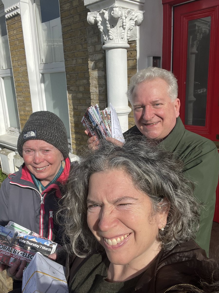 Small but perfect leafleting team in Perry Vale for Lewisham’s Mayoral election 🗳️ Got loads of steps in and enjoyed the sunshine! @Brenda_Dacres @lewishamlabour
