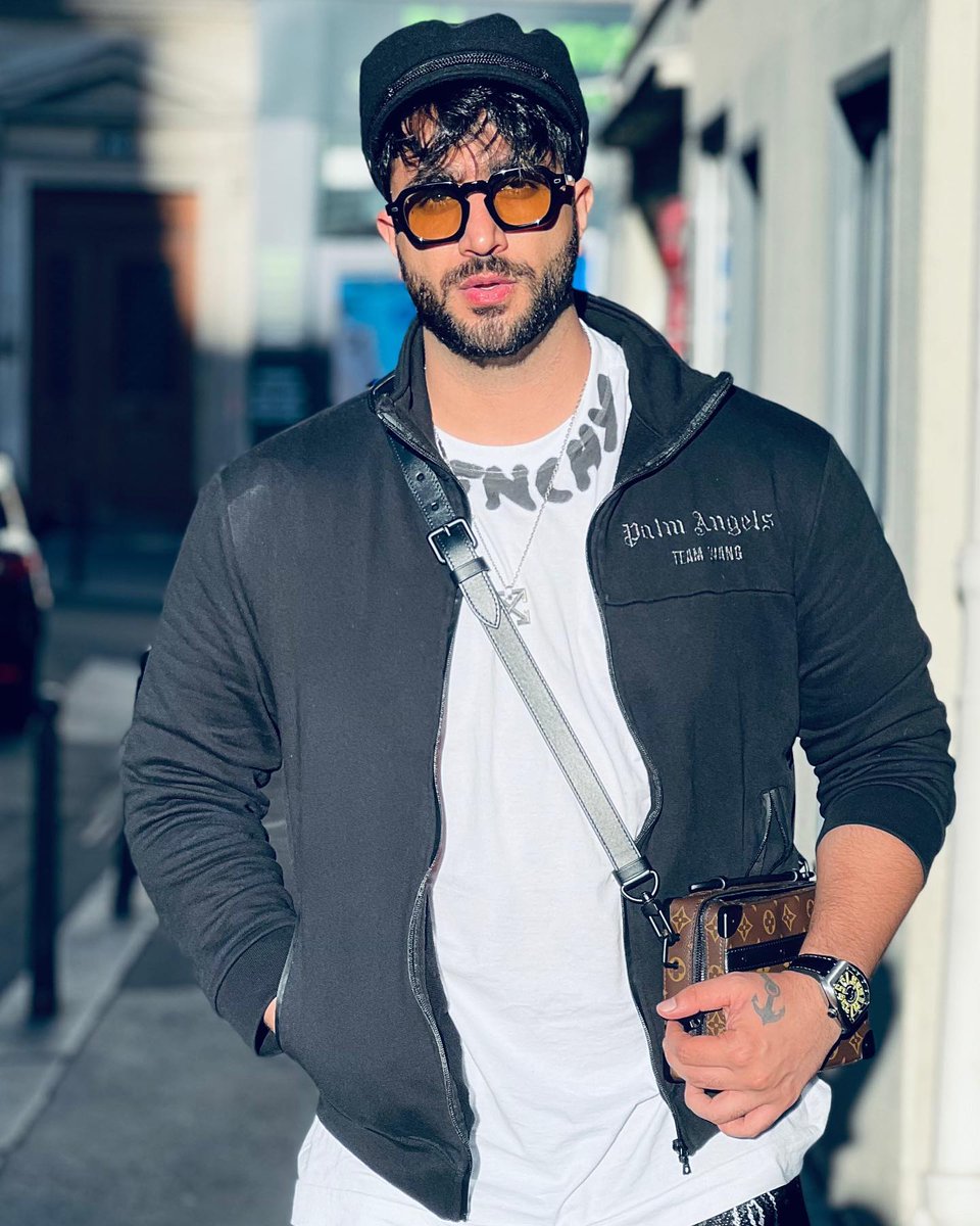 Here's to another year full of experiences, joy, happiness, surprises and good luck. May you have a smashing Birthday. 😘

#HappyBirthdayAlyGoni 
HBD ALY GONI
#AlyGoni <a href="/AlyGoni/">Aly Goni</a>