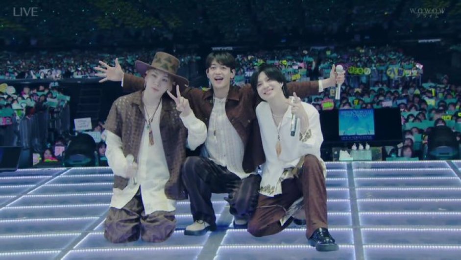 jinkitinybt's tweet photo. ming’s long arms that were made to hold all of shinee together 🫂 https://t.co/HurMckSCRH