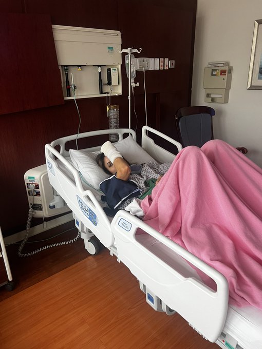 Ain&rsquo;t no way I just sliced open and broke my hand (again) https://t.co/GiSMj4YYRF