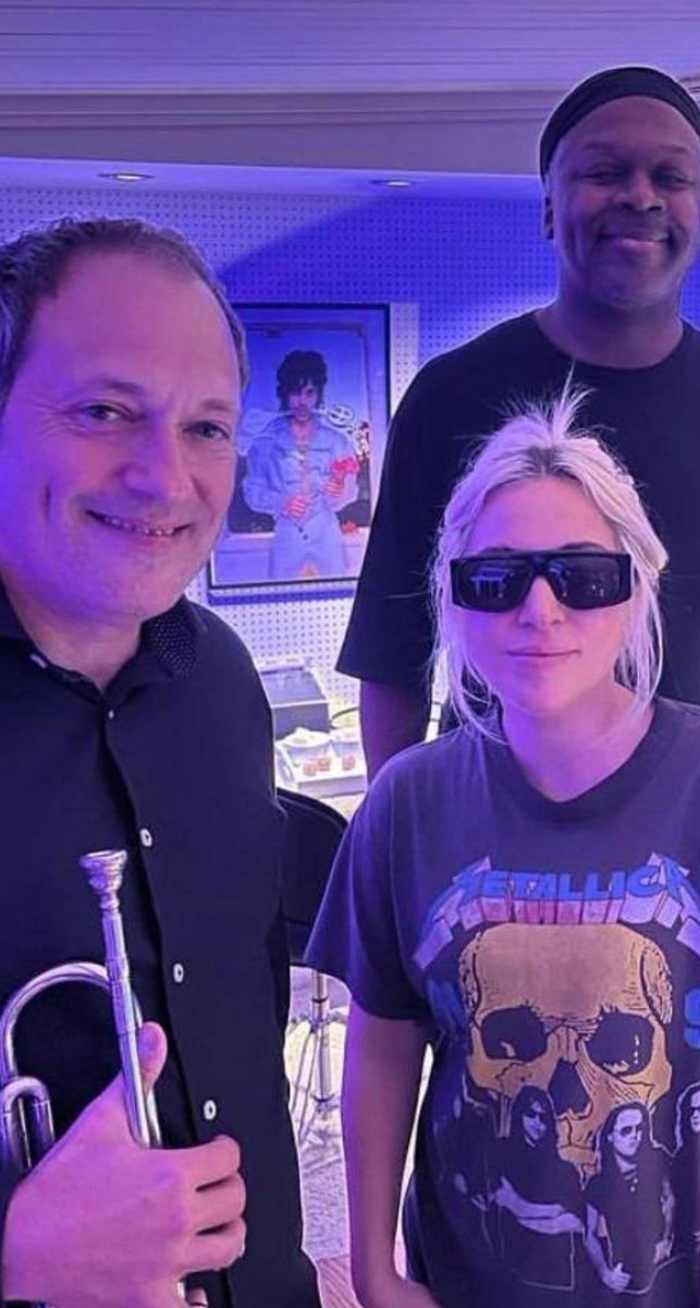 Vale lembrar que tinha um pôster de Prince no estúdio, enquanto