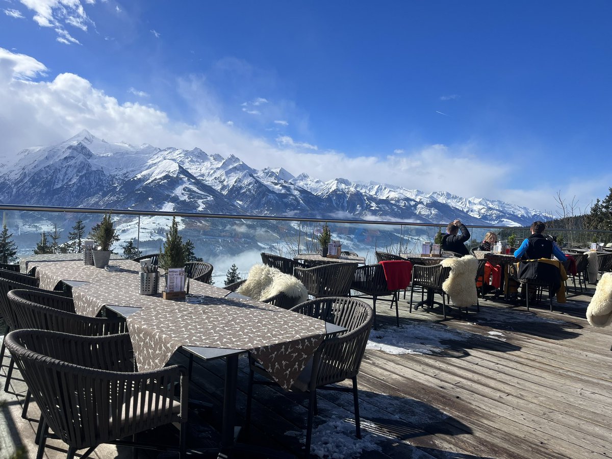 Purplesnow_info's tweet photo. De pistes zijn na de sneeuwval van vrijdag weer heerlijk.  De meeste dalafdalingen zijn echter, nog,  wel dicht in @zell am see. Na een heerlijke ochtend skiën is de tip om a la carte te eten bij de Areith Alm https://t.co/GpT3macSnV