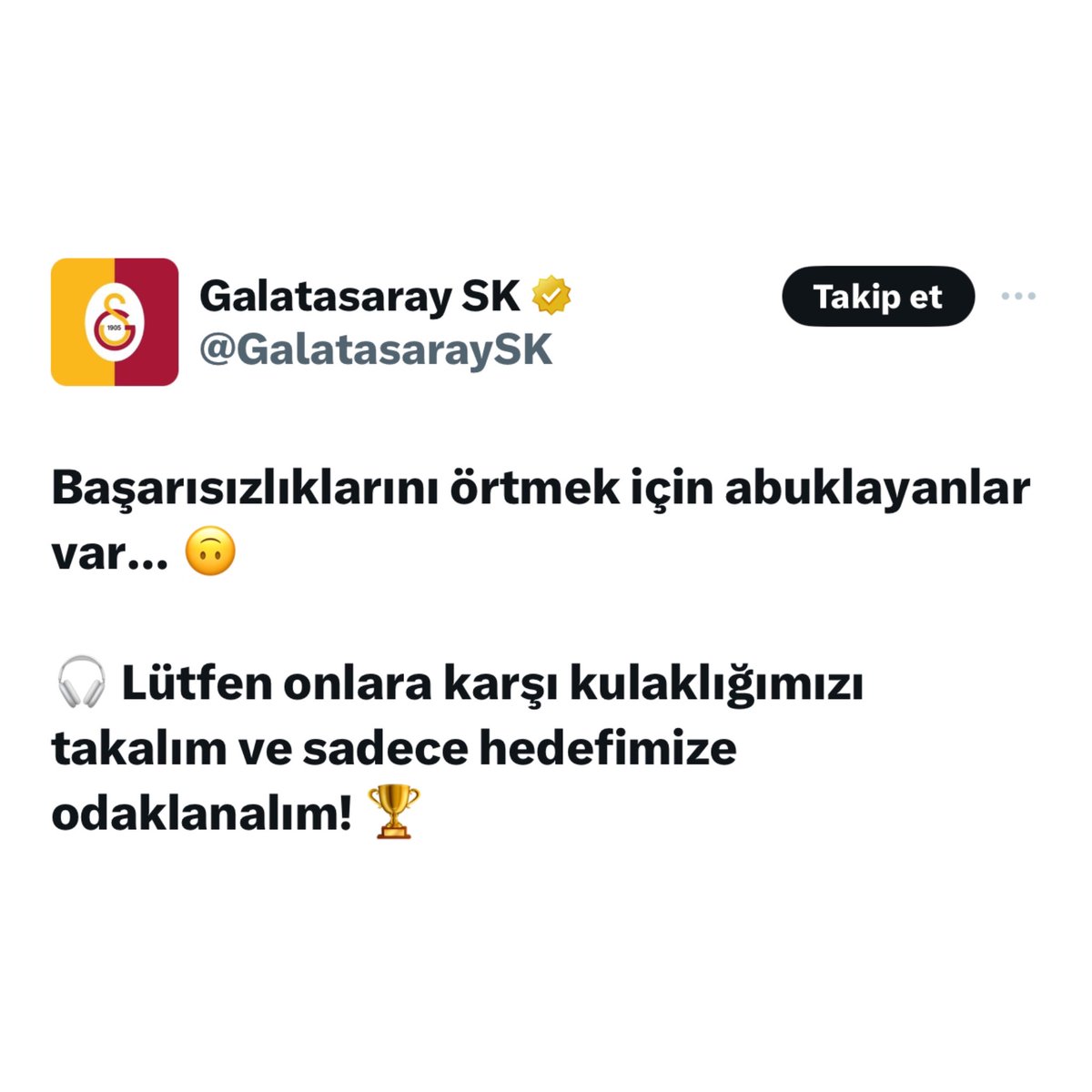İlk görsel sivas maçından “ofsaytımsı” rezaletiyle çıktıktan sonra ikinci görsel Fenerbahçenin adanada çatır çatır doğrandığı maçtan sonra. Bunlar böyleler işte adalet değil AYRICALIK istiyorlar. Dünyanın en yüzsüz camiası.