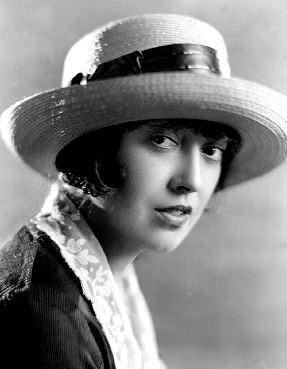 𝐀ctrice 𝐝𝐮 𝐉our 

𝐌𝐚𝐛𝐞𝐥 𝐍𝐨𝐫𝐦𝐚𝐧𝐝
Actrice Réalisatrice Scénariste Productrice 

#MabelNormand c'est plus de 𝟐𝟑𝟎 𝐅ilms entre 1910 et 1927

#Mabel #ActriceDuJour #actress 
#culte  #cinegenres

𝐄n 𝐒avoir  𝐏lus:
youtube.com/watch?v=URovFk…