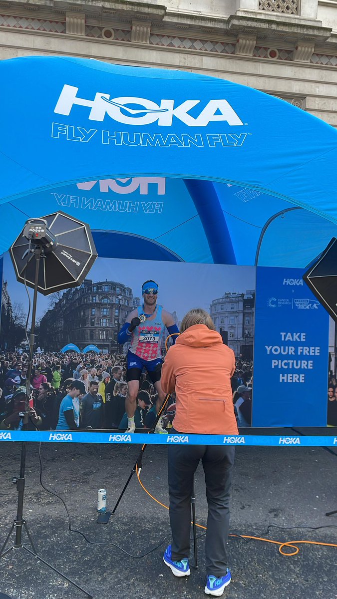 Our 10k heroes are starting to stream over the line here on Whitehall 🥇 Alongside their sparkling medal, some delicious @vitacocoeu and @kindsnacksuk are up for grabs. The best reward of all though might be a free picture from our friends at @hoka_eu 🤩 #WinterRun