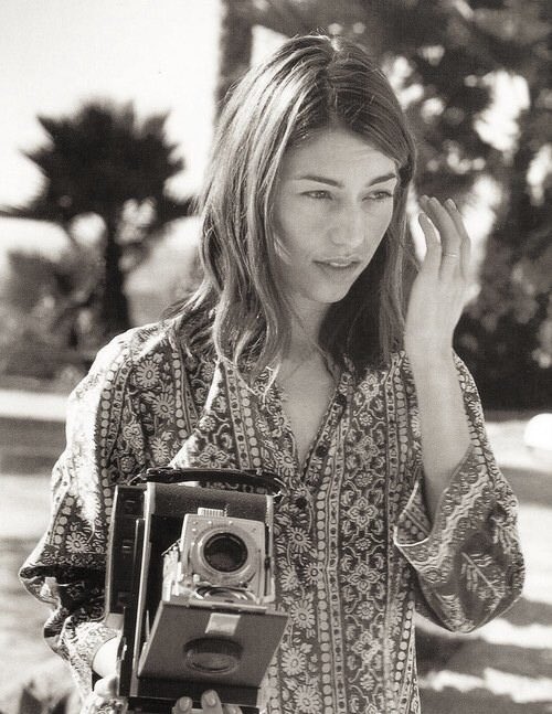 Al habla @eadeeva ✨ En una entrevista en 2018 Sofia Coppola reconocía la importancia de la fotografía en toda su filmografía. Hoy os vamos a acercar algunos de los fotógrafos que han influido en su obra.