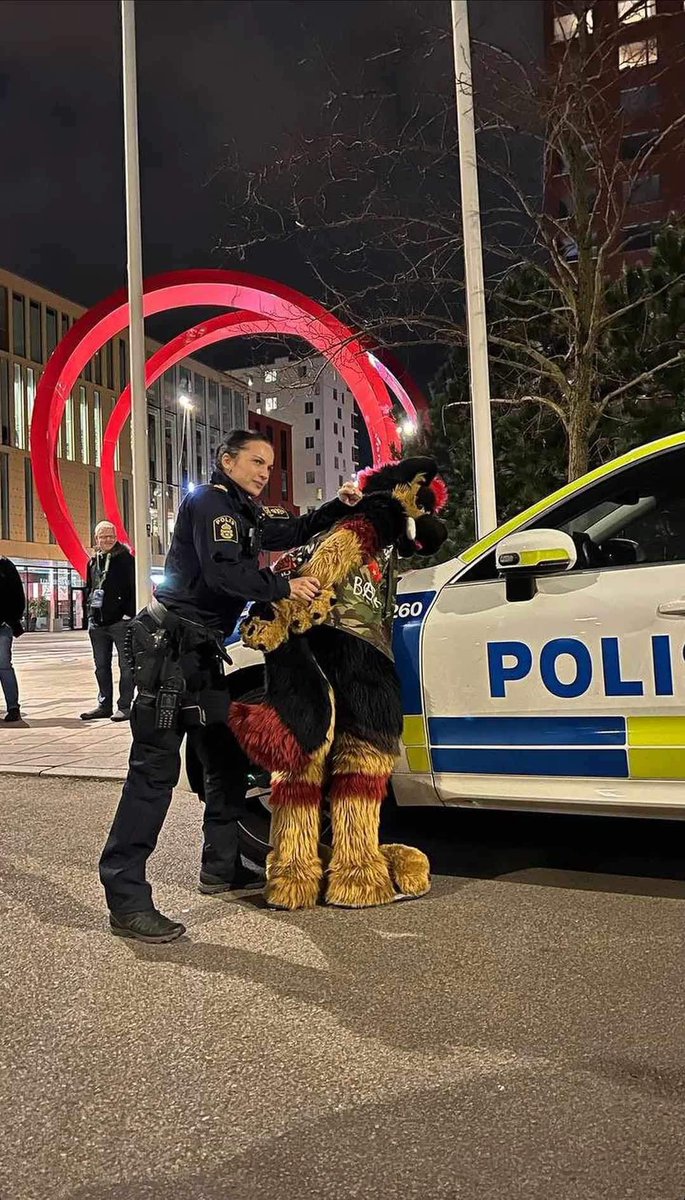 simonexxxxxxx's tweet photo. Bra ös för furry-convention i malmö inatt https://t.co/ib4bG9ODQi
