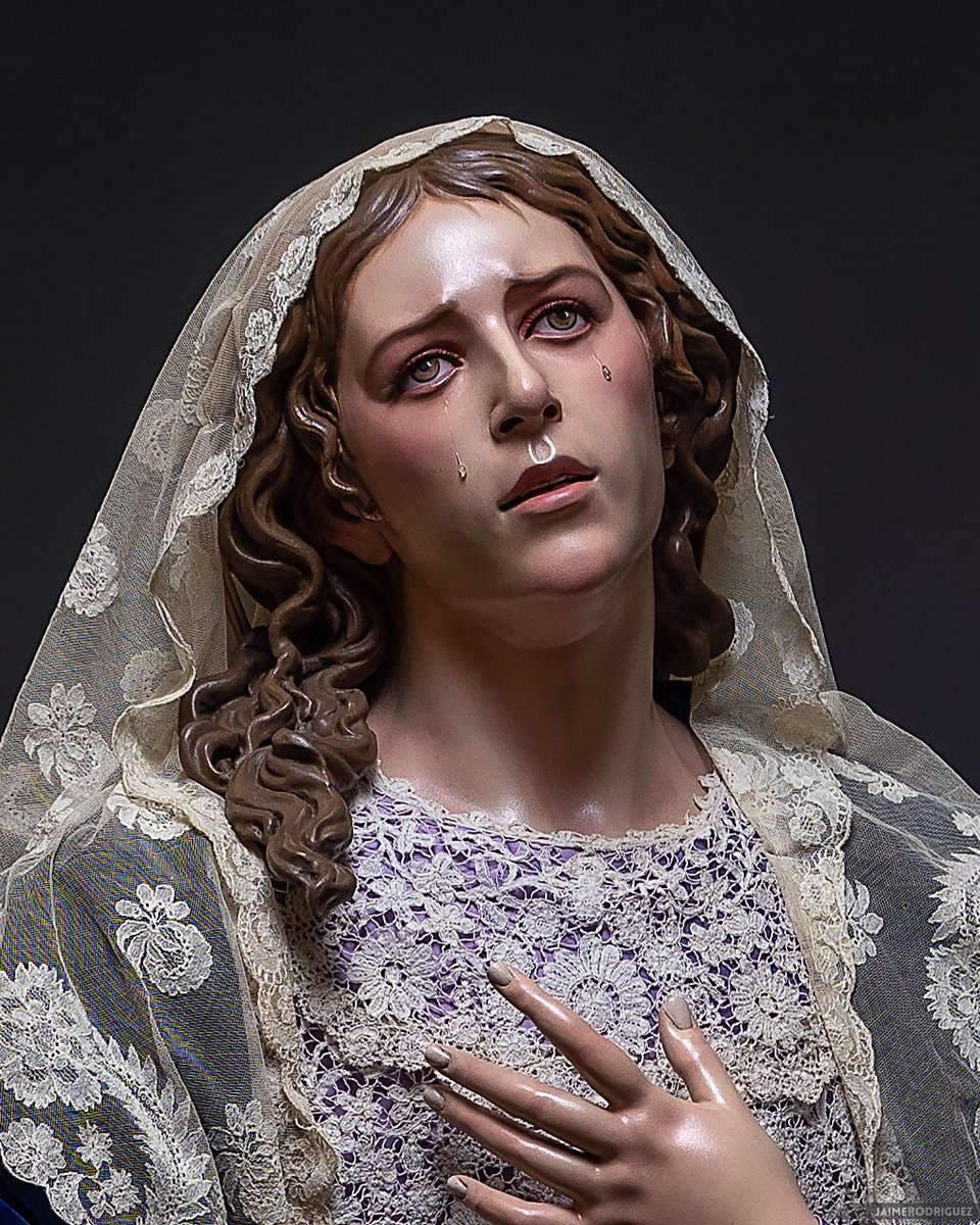 Comparto con todos vosotros algunas fotografías del grupo escultórico de la Sagrada Mortaja que he realizado para la Hermandad Servita de Los Palacios y Villafranca. 
A partir de esta próxima Semana Santa acompañarán al Santísimo Cristo de la Misericordia de esta querida Cofradía