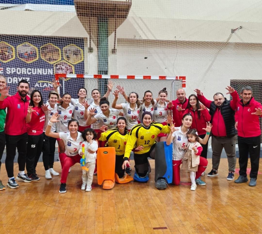 halitacar's tweet photo. Gaziantep Polisgücü Kadın Hokey Takımı Euro Hokey Şampiyonasında Avrupa ikincisi olarak şehrimizi ve ülkemizi yine onurlandırdı. 

Her sportif başarıyla mutlu oluyor, kadınlarımızın başarısıyla ise sonsuz bir kıvanç hissediyoruz. 

Teşekkürler ve tebrikler @polisgucuhokey 
#Gaziantep