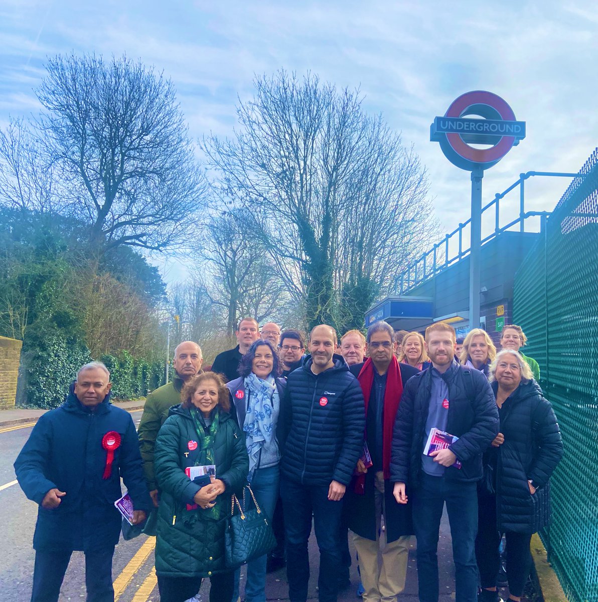 Busy morning in Uxbridge & South Ruislip speaking to residents - people on the doors today absolutely fed up with the state of local services, roads and spiralling cost of living. Lots saying they want a #GeneralElectionlNow 🌹
