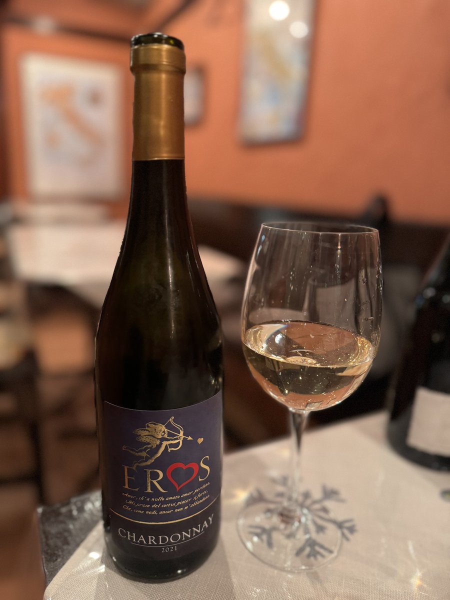エロス シャルドネ ルビコーネ
伊・エミリアロマーニャ州の土地とワインへの愛情を表現し、『愛の神エロス』と名付けたワイン。伊産シャルドネというのも珍しい。しっかりした果実味と木樽からくるバニラの余韻がすごく良い。

#wine #whitewine #winelover #winelife #ワイン好きな人と繋がりたい