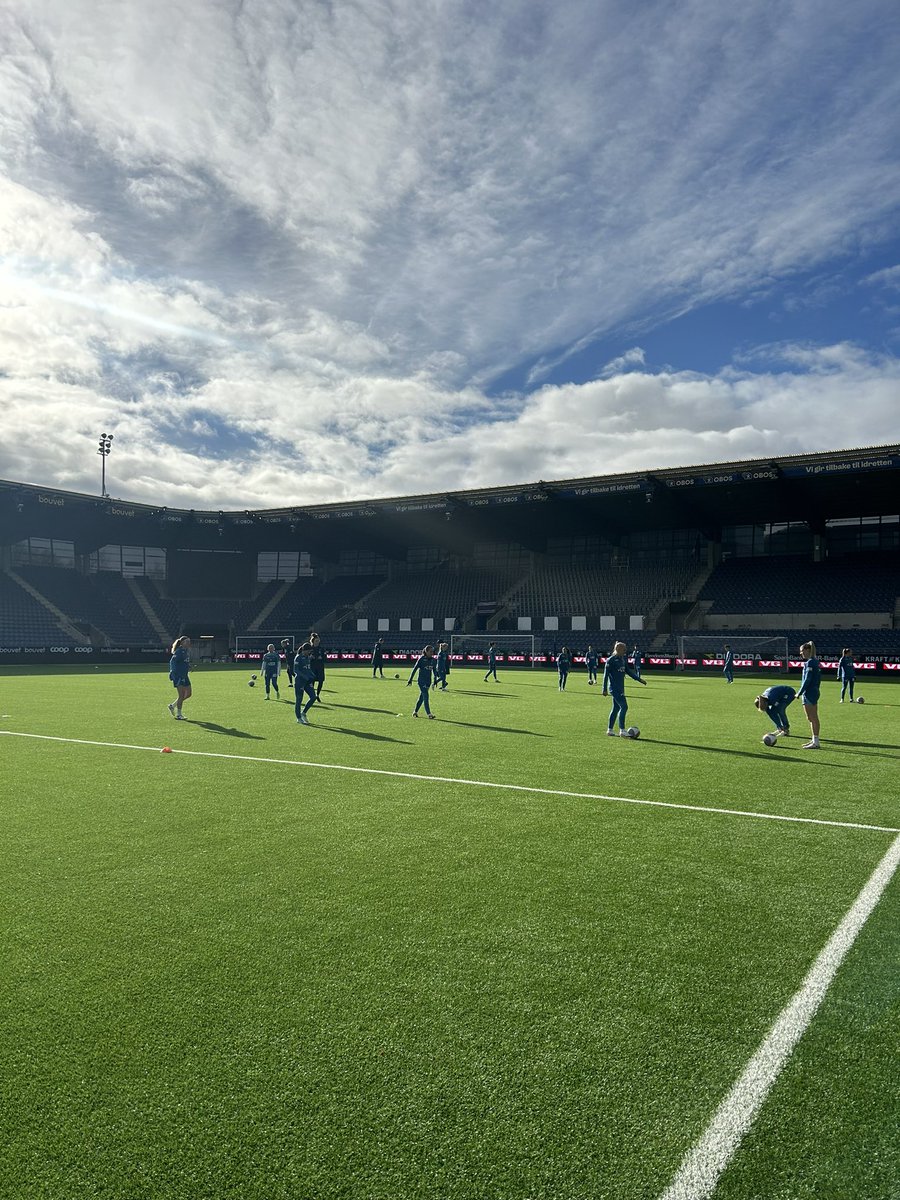 Ingen Caroline Graham Hansen på Norges trening i de 15 minuttene det var åpen trening for media. Har trøblet med hamstringrelatert skade. Hegerberg og Mjelde manglet også. Grainger kommenterer fraværet først i kveld.
