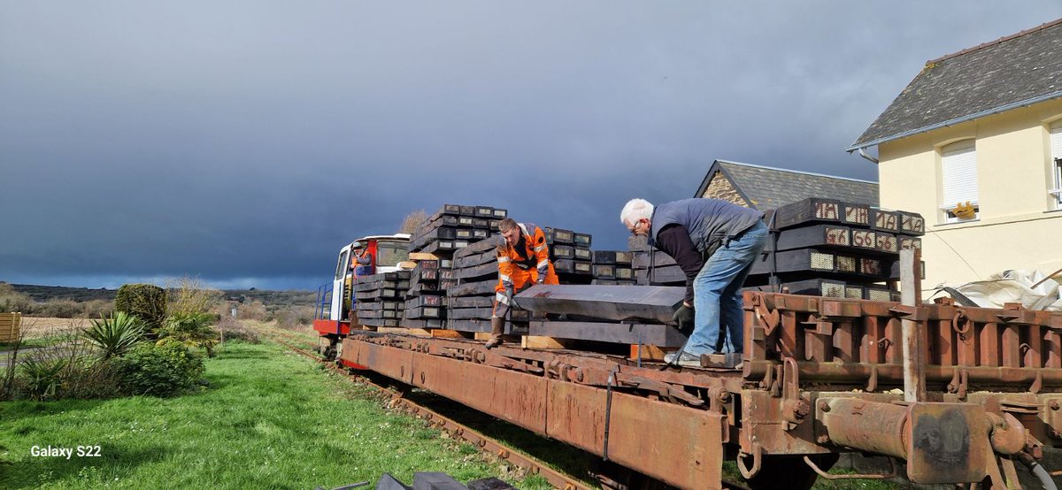 Les bénévoles assurent la préparation du chantier de voies. L'association  investit sur le secteur de Barneville-Carteret avec le remplacement de 325 traverses.
Il nous manquera 650 m pour rejoindre le pont du tôt.
(Coût du chantier 48k€)
@MairieBaC
@CotentinUnique
@leCotentin