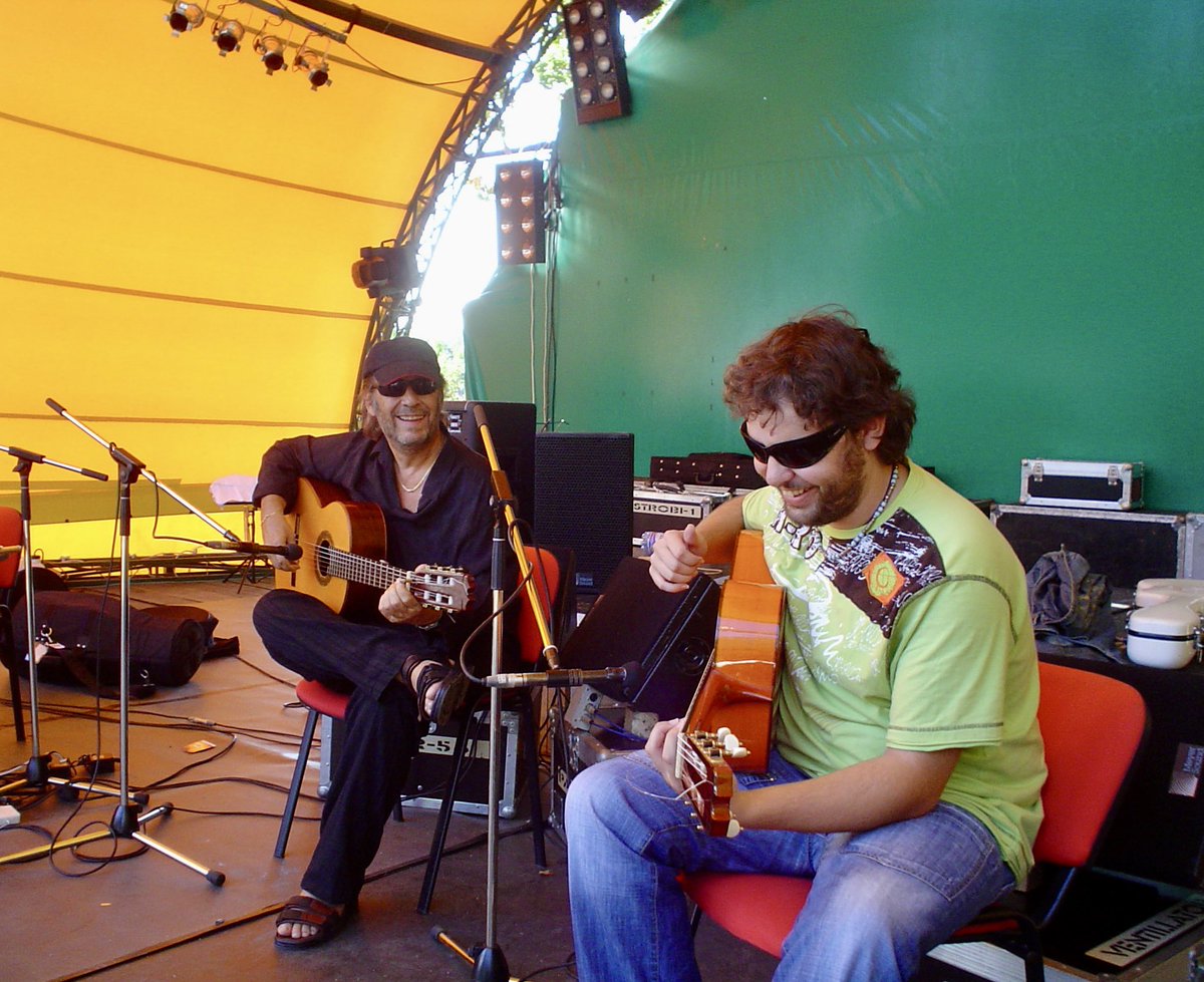_DanideMoron_'s tweet photo. Gracias Paco, se te echa tanto de menos…
Foto tomada durante la prueba de sonido en Timisoara (Rumanía) el 16 de Septiembre de 2007 https://t.co/IB0slR9bYg