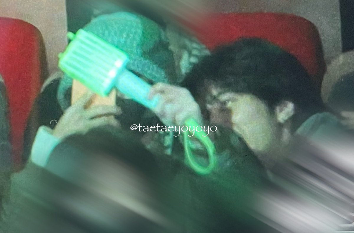 HENGC0RE's tweet photo. #HENDERY peeking over at yangyang’s phone while he’s taking a pic of the neobong at taeyong’s concert... henyang are too cute 😭 https://t.co/kXScaGsbMJ