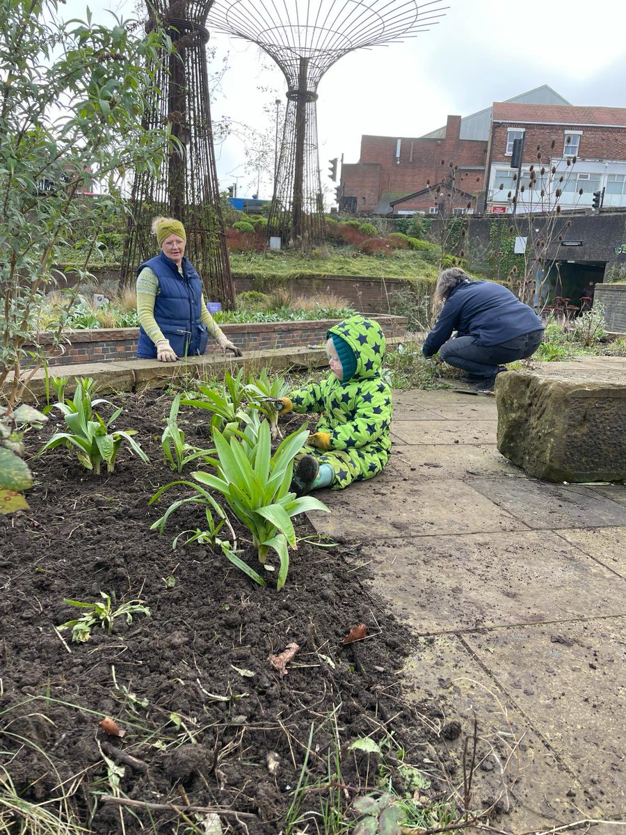 ChesterSTrees's tweet image. Beautiful spring day down at Supertrees!

Credit to @Go_CheshireWest for the great pathways clean up and de-weed! It gave us chance to tackle the planting 🌿🌱🌹🌸🪻

@ShitChester