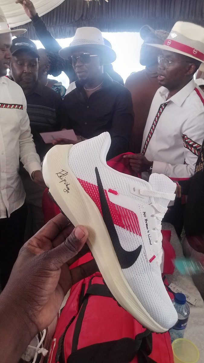 Nani ashai ona Eliud kipchoge Shoes worth 50,000?

#MagicalKenyaOpen 

ELODIE Tindi Mwale Kisii Benny Hinn