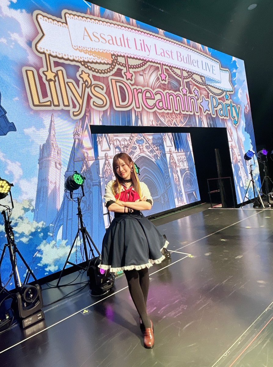 hina_suguta's tweet photo. 緋紅姐様になって気づいたこと

首に1つ
左耳に2つ
左手に2つ
右手にグローブと4つ
グローブの下には指輪もしてたんです。

そして制服のジャケットはイン

姐さん、相当こだわりの詰まった着こなししてますね🤔

リボンもわざと斜めに崩れてる感じに！
エクステの色はためちゃんが選んでくれました！ https://t.co/wR7olUwTpw
