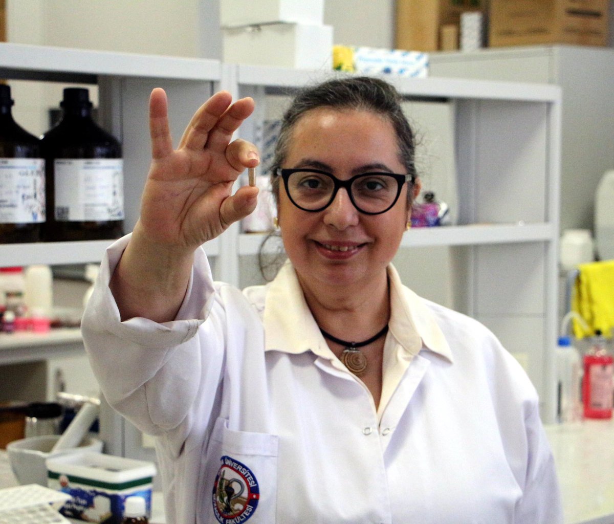 Trakya Üniversitesi'nde güllerden yapılan yutulabilir parfüm üretildi.

Doç. Dr. Gülşah Gedik: "Vücudun kokmasının dışında, tuvaletlerin de güzel kokmasını amaçladık."